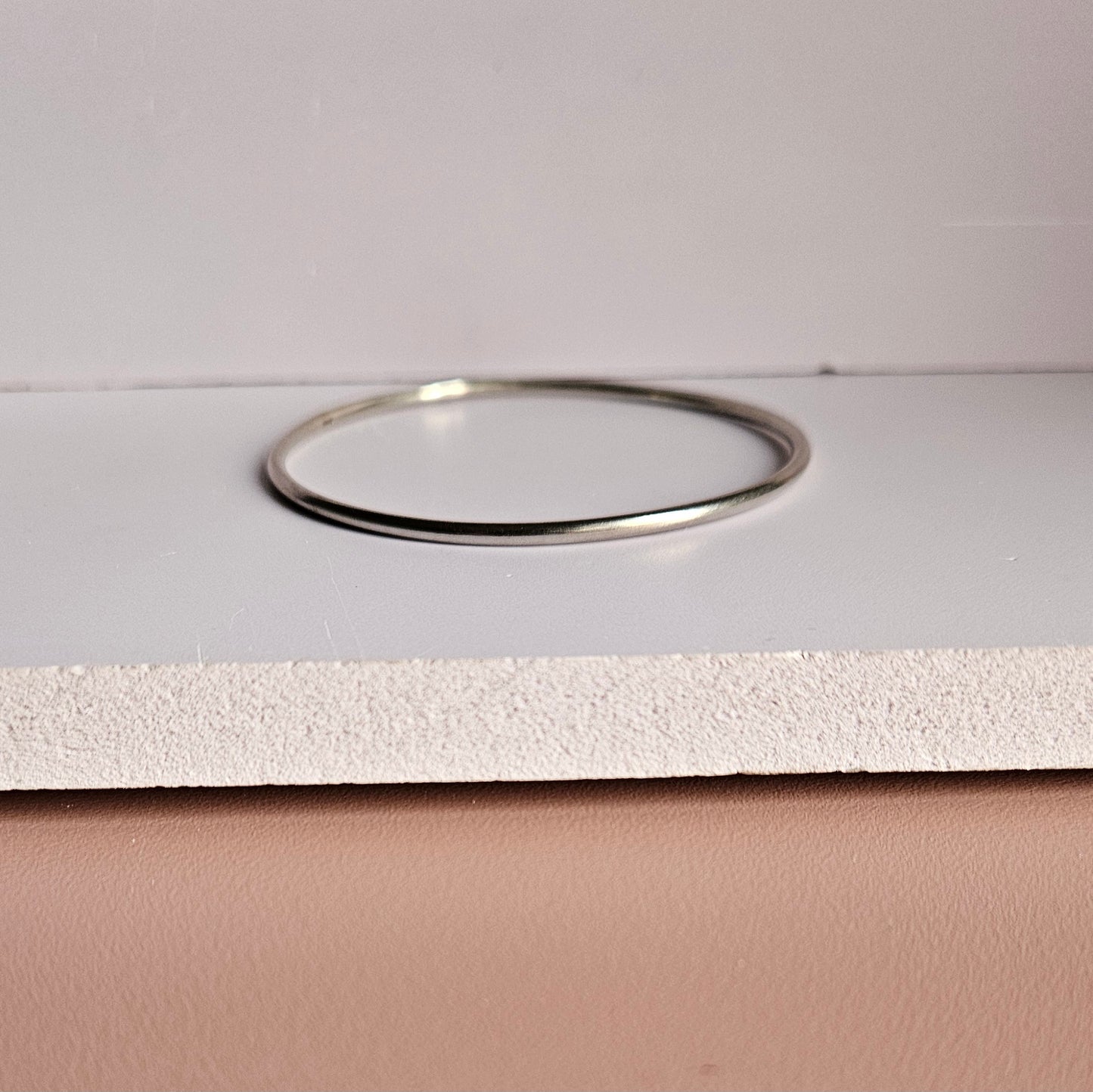 Slender and Circular Silver Bracelet for Women (Kaapu)