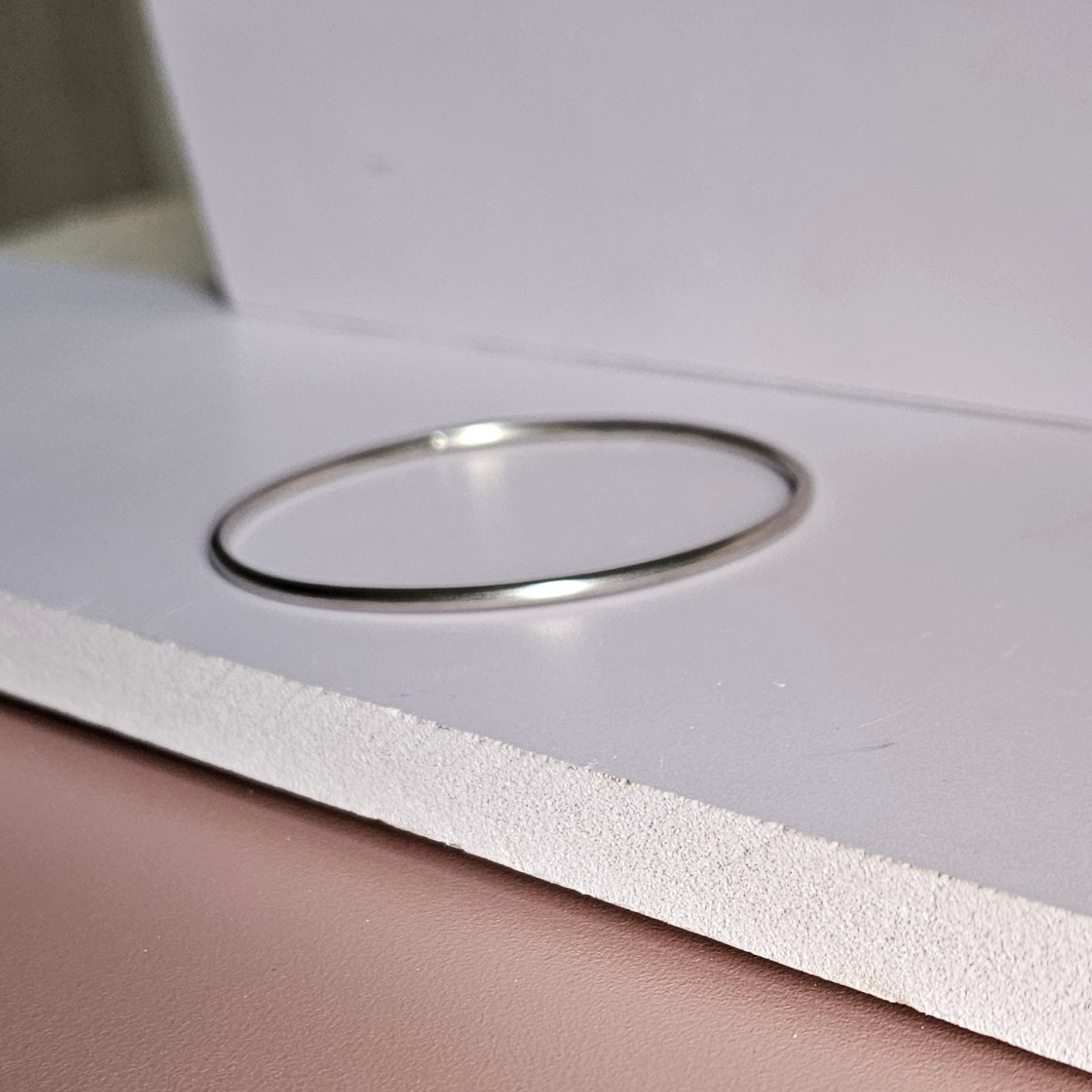 Slender and Circular Silver Bracelet for Women (Kaapu)