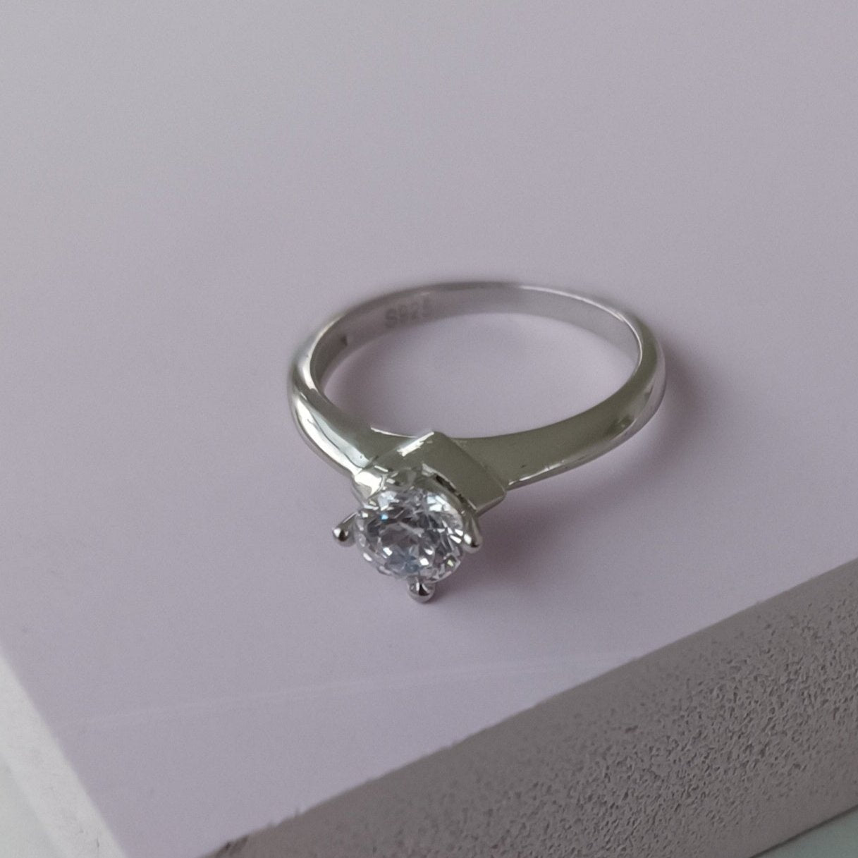 Luna-Solitaire Ring