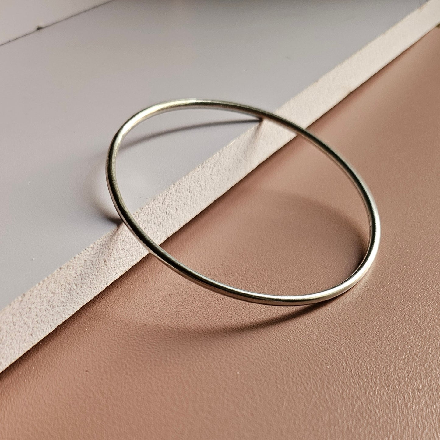 Slender and Circular Silver Bracelet for Women (Kaapu)