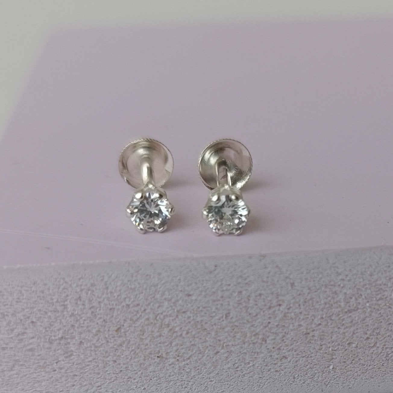 Solitaire Round Stud