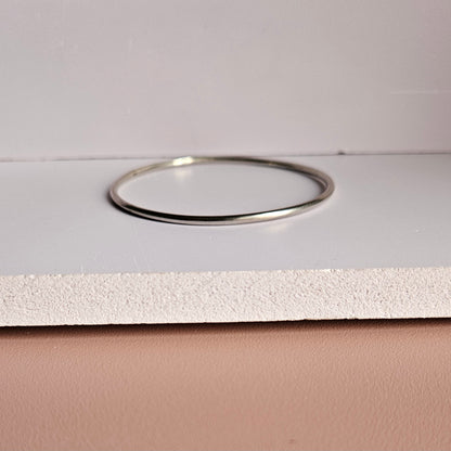 Slender and Circular Silver Bracelet for Women (Kaapu)