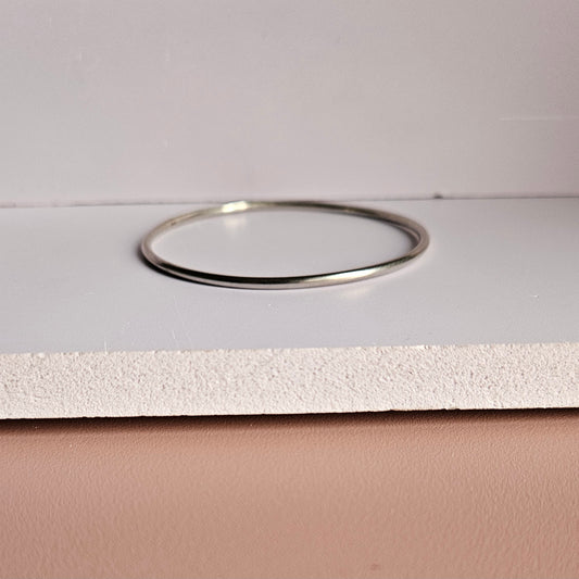 Slender and Circular Silver Bracelet for Women (Kaapu)