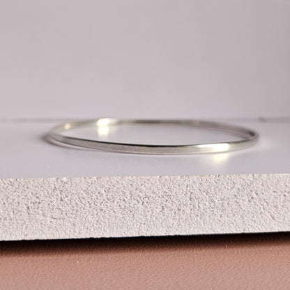 Minimal and sleek Silver Bracelet (Kaapu)